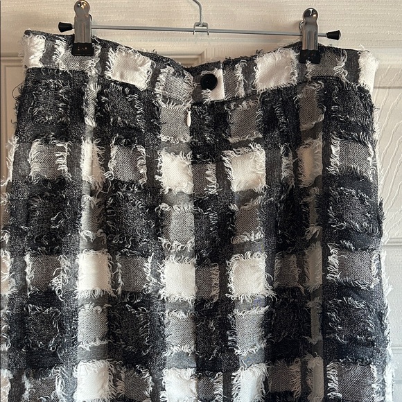 Chic Black and White Checkered Skirt - Picture 12 of 14